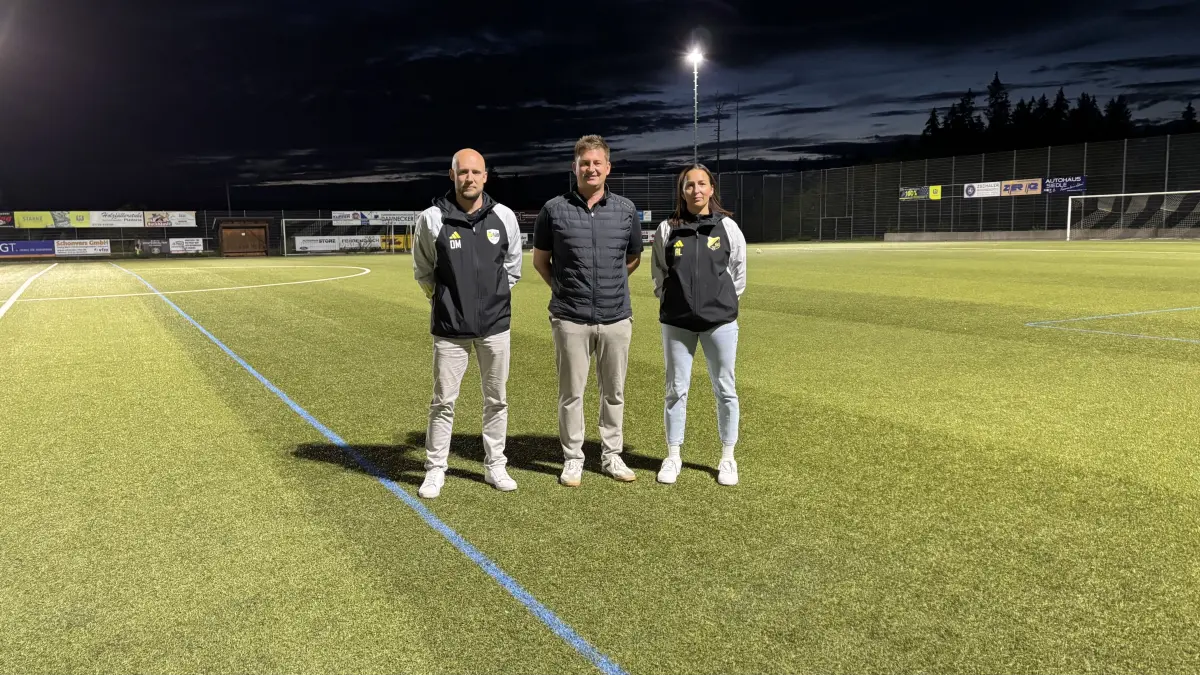 Durch die Hitze im Sommer ist der Kunstrasenplatz in Schönwald ziemlich zerstört worden. Sportvorstand Oliver Masny (von links), Johannes Groß (Vorstand Förderverein) und Andrea Limani (Vostand Mitglieder) wollen auf das Problem aufmerksam machen.
