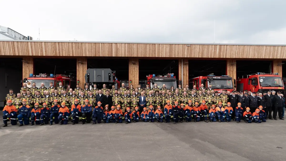 Die komplette Feuerwehr-Mannschaft zusammen mit Oberbürgermeister Sonder, seinem Amtsvorgänger Julian Osswald und Bürgermeister Wolfgang Fahrner vor dem neuen Feuerwehrzentrum.