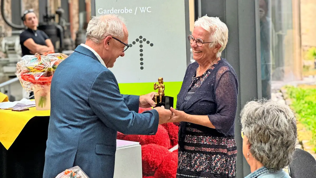 Walter Klumpp, Aufsichtsratsvorsitzender der Baugenossenschaft Familienheim, überreicht Marion Büch das „s'goldene Male“, den Ehrenamtspreis 2026 der Baugenossenschaft Familienheim.