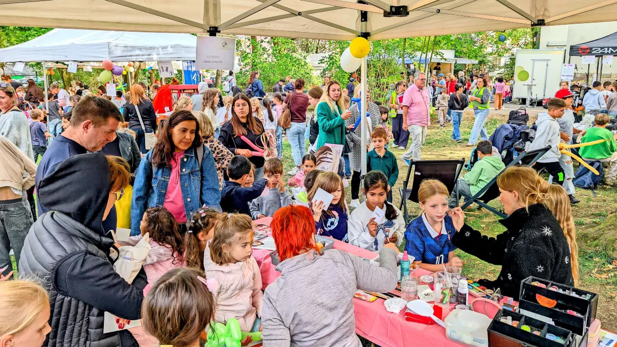 Viel geboten wurde beim Weltkindertag im Schwenninger Jugendhaus Spektrum. Zu den beliebten Angeboten gehörte auch das Kinderschminken.