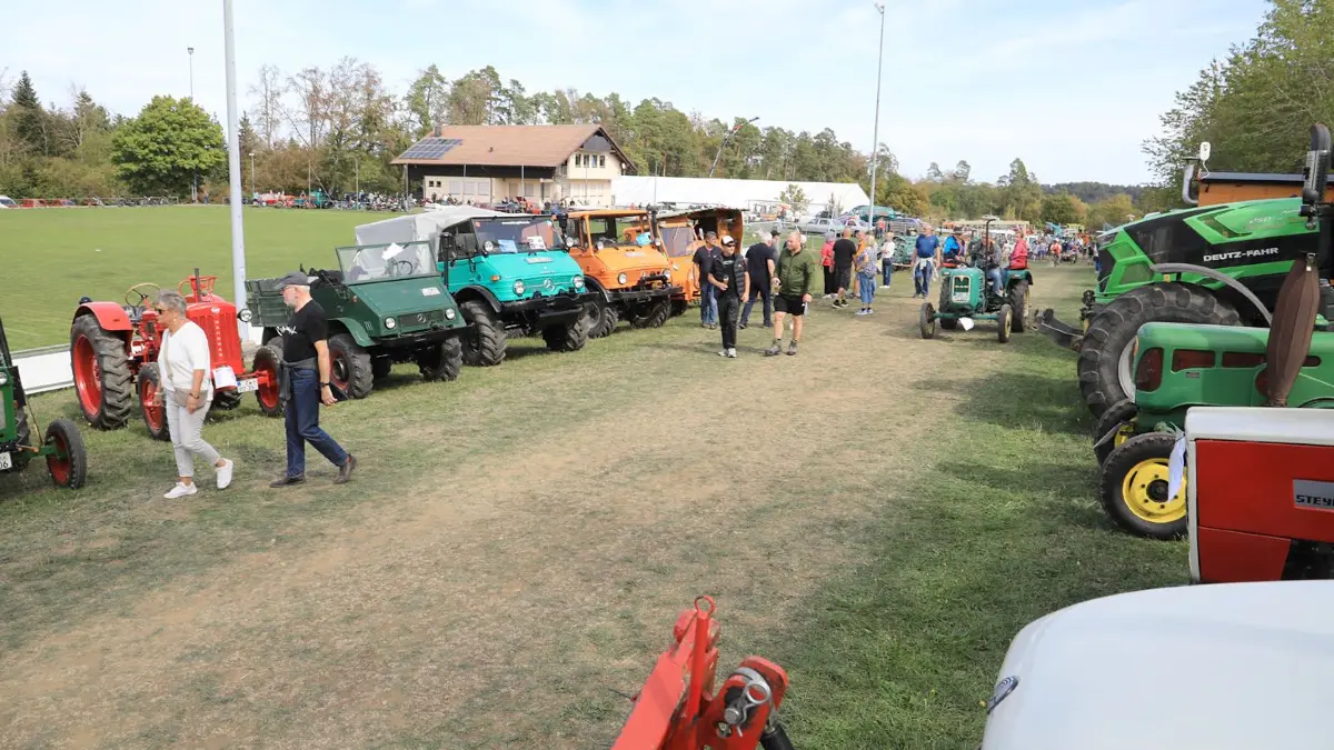 Historische Fahrzeuge, zünftige Blasmusik und beste Stimmung: Das Herbstfest in Grünmettstetten lockte bei strahlendem Sonnenschein zahlreiche Besucher auf das Festgelände.