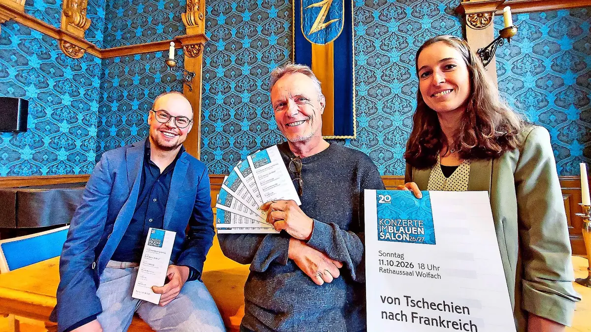 Simon Vollmer (links) und Susanne Brückner vom Büro für Tourismus, Kultur und Stadtmarketingfreuen sich mit Oliver Schell auf die Jubiläumssaison der Konzerte im Blauen Salon.