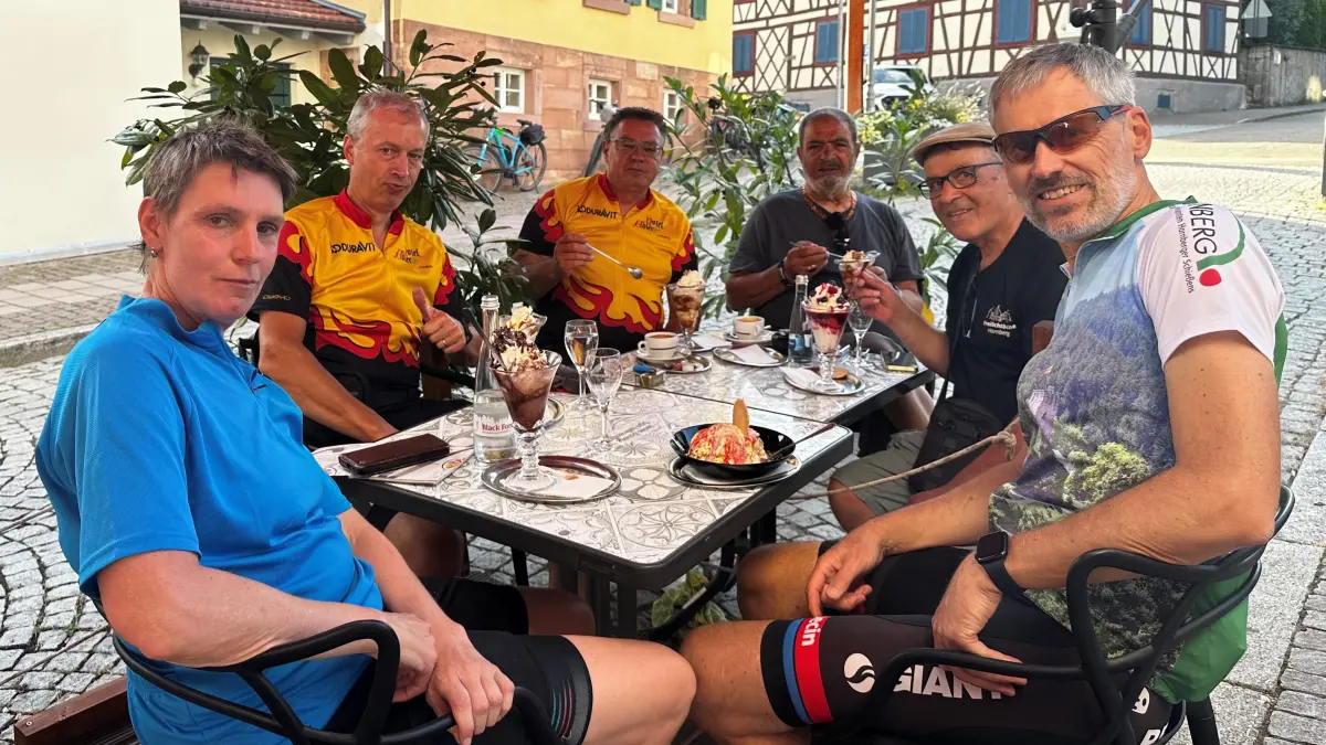 Hornbergs Bürgermeister Marc Winzer löste in diesem Jahr sein Versprechen ein und machte mit den Mitgliedern der erfolgreichsten Teams des diesjährigen Stadtradelns eine Radtour. Foto: Stadt Hornberg