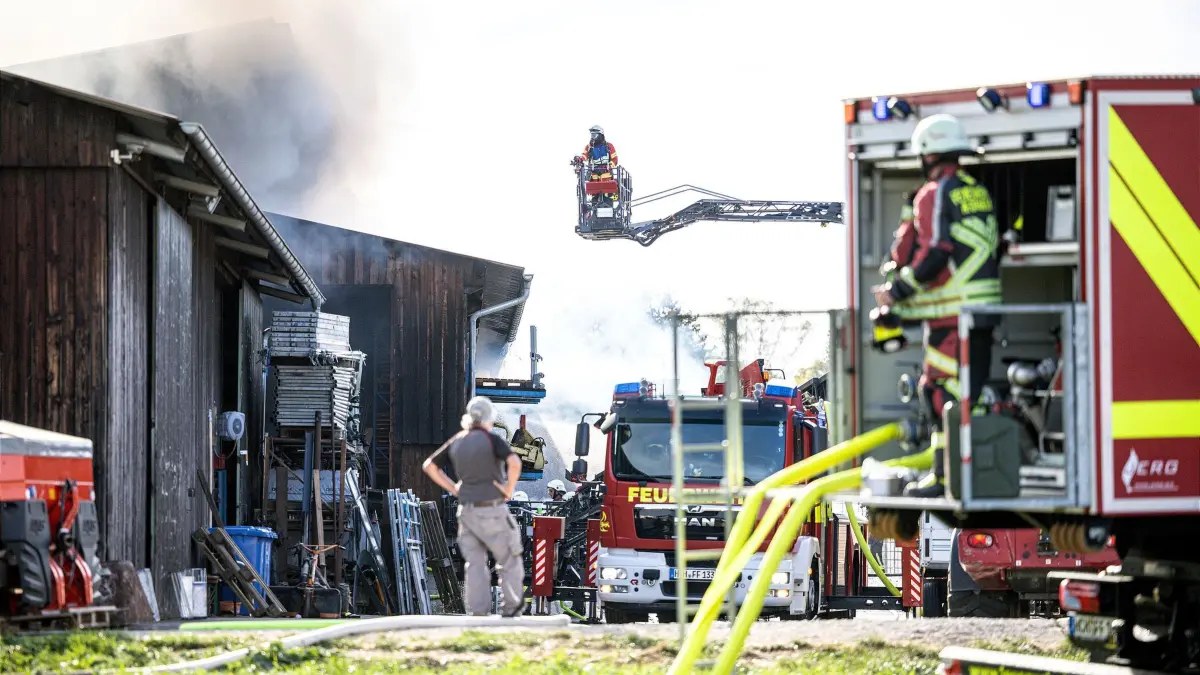 Brand auf Aussiedlerhof: Die Feuerwehr bekämpft einen Brand auf einem Aussiedlerhof. Zwei Angehörige der Feuerwehr zogen sich dabei leichte Verletzungen zu und wurden in ein Krankenhaus gebracht. Nach bisherigem Kenntnisstand verendeten einig Hundert Gänse und Hühner. (zu dpa: «Nach Brand auf Geflügelhof: Menschen spenden im Netz»)