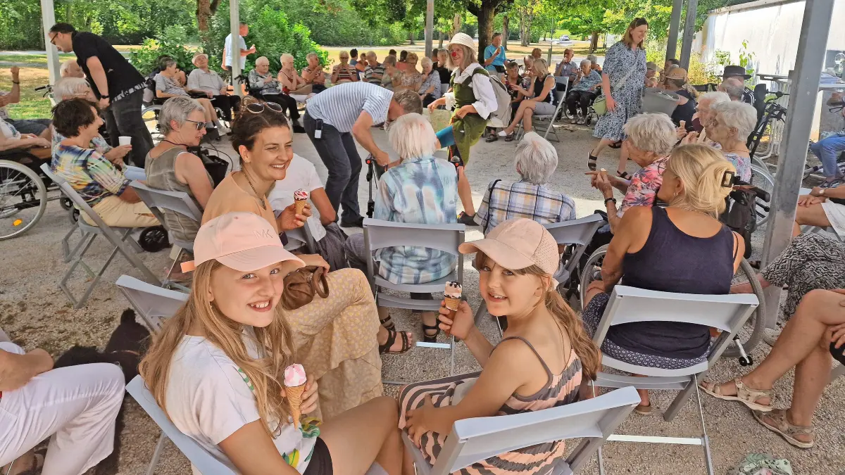 Die Veranstaltung der Stadt Hüfingen „Auf ein Eis“ am Donnerstag, 30. Juli, ist ein voller Erfolg: Mehr als 80 Bürgerinnen und Bürger finden den Weg in den schattigen Schlosspark, um gemeinsam einen geselligen Nachmittag zu verbringen.