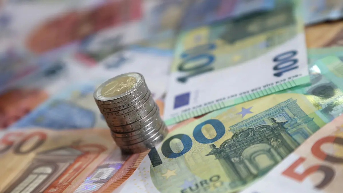 Haushalt: ILLUSTRATION - 15.05.2024, Bayern, Kaufbeuren: Ein Stapel mit Zwei-Euro-Münzen steht auf verschiedenen Euro-Banknoten. (zu dpa: «Mehr Geld im öffentlichen Haushalt») Foto: Karl-Josef Hildenbrand/dpa +++ dpa-Bildfunk +++