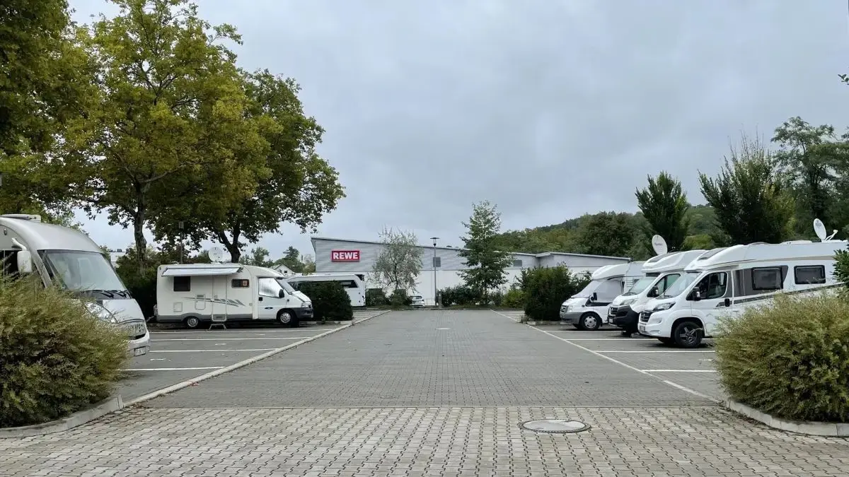 Der Neubau des Wohn- und Geschäftshauses ist auf dem bestehenden Wohnmobilstellplatz geplant – zwischen dem Rewe-Markt und dem Kurhaus.