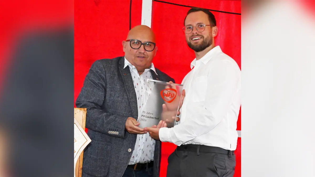 Bezirksvorsitzender Marcus Kiekbusch (links) überreicht dem Vorsitzenden des FV Locherhof, Christoph Tramnitz, die Ehrenplakette des Württembergischen Fußballverbands.