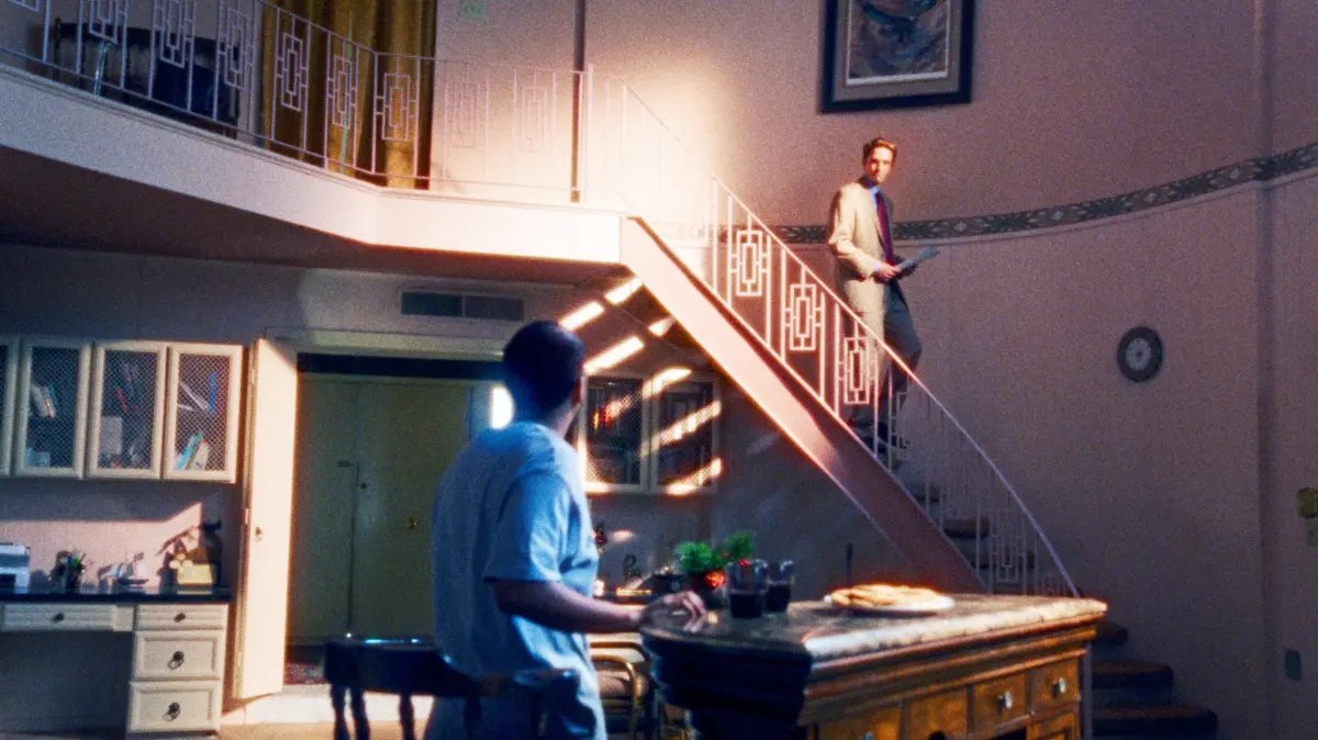 Der Film „Primetime“ kommt in die Kinos: Tony Revolori als Rolando Revolori und Robert Pattinson als Chris Hansen in dem Film "Primetime", der am Donnerstag (24.09.2026) in die Kinos kommt. Menschen mit versteckter Kamera eines Fehlverhaltens zu ueberfuehren, erzeugt beim Publikum das befriedigende Gefuehl unmittelbarer Gerechtigkeit. Darauf zielte die US-Erfolgssendung "To Catch a Predator": Erwachsene Lockvoegel gaben sich online als Teenager aus und lockten Maenner nach sexuellen Chats in praeparierte Haeuser, wo Journalist Chris Hansen sie vor Kameras konfrontierte. Lance Oppenheims "Primetime" variiert den Stoff frei als Spielfilm. Robert Pattinson spielt Hansen mit schmierigem Charme und eisiger Kaelte als medialen Vampir, der Blossstellung zur journalistischen Leistung verklaert. Auch eine Produzentin und ein Lockvogel-Darsteller werden vom Erfolg korrumpiert. Das ist herausragend gespielt und in grobkoernigen Bildern beklemmend inszeniert. Doch indem der Film Hansen zum Monstrum macht, haelt er die reale Welt auf Distanz: Ueber den damaligen Zuspruch von Politik, Publikum und Presse sowie das gesellschaftliche Beduerfnis nach diesem moralischen Pranger erfaehrt man kaum etwas. (Siehe epd-Filmkritik vom 22.09.2026) ACHTUNG: VEROEFFENTLICHUNG DES FOTOS NUR IM ZUSAMMENHANG MIT BERICHTERSTATTUNG UEBER DEN FILM SECHS WOCHEN NACH START DES FILMS GESTATTET!