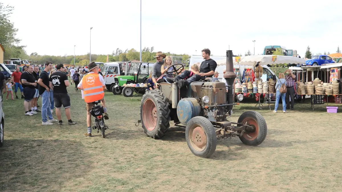 Historische Fahrzeuge, zünftige Blasmusik und beste Stimmung: Das Herbstfest in Grünmettstetten lockte bei strahlendem Sonnenschein zahlreiche Besucher auf das Festgelände.