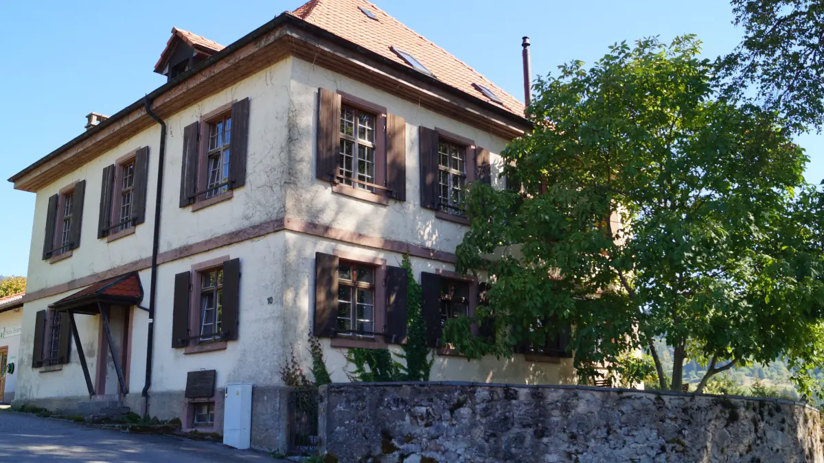 Für 325.000 Euro soll das Alte Schulhaus verkauft werden. Die finanzschwache Gemeinde Malsburg-Marzell sieht dazu keine Alternative.