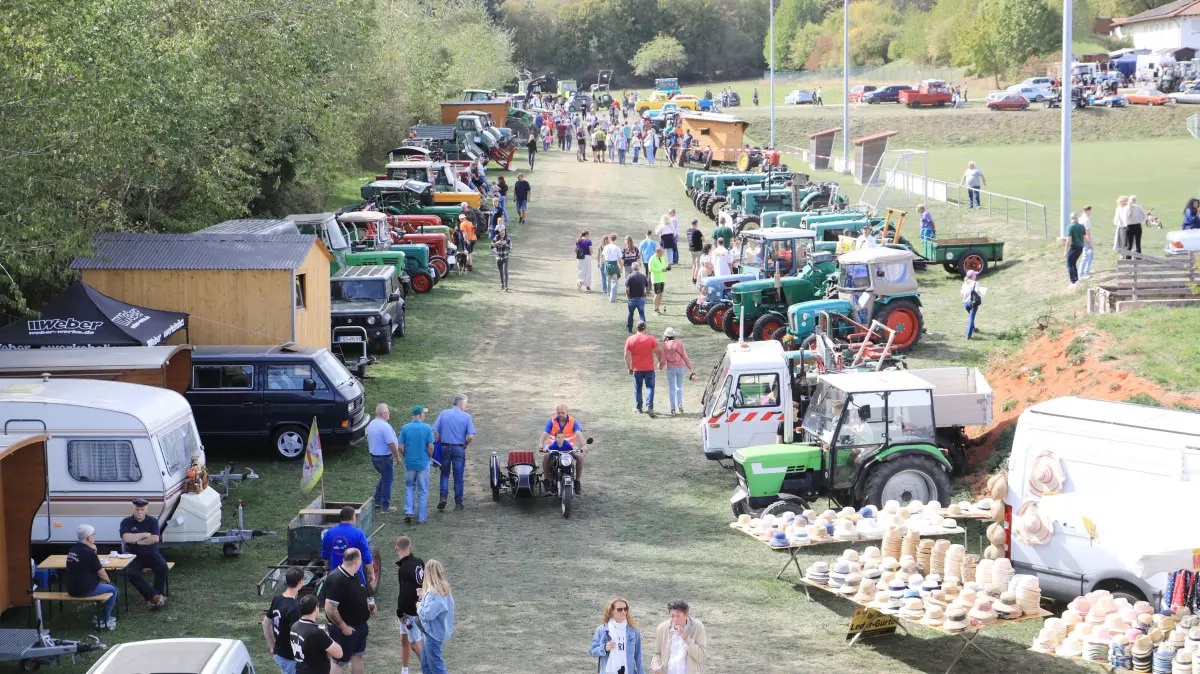 Historische Fahrzeuge, zünftige Blasmusik und beste Stimmung: Das Herbstfest in Grünmettstetten lockte bei strahlendem Sonnenschein zahlreiche Besucher auf das Festgelände.
