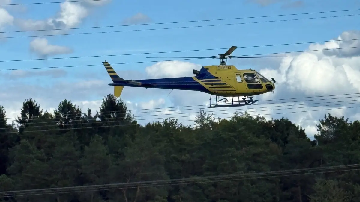 Dieser Hubschrauber beflog VS und weitere Teile der Region. Das auffällige Fluggerät war, wie sich herausstellte, in "elektrisierender" Mission unterwegs.