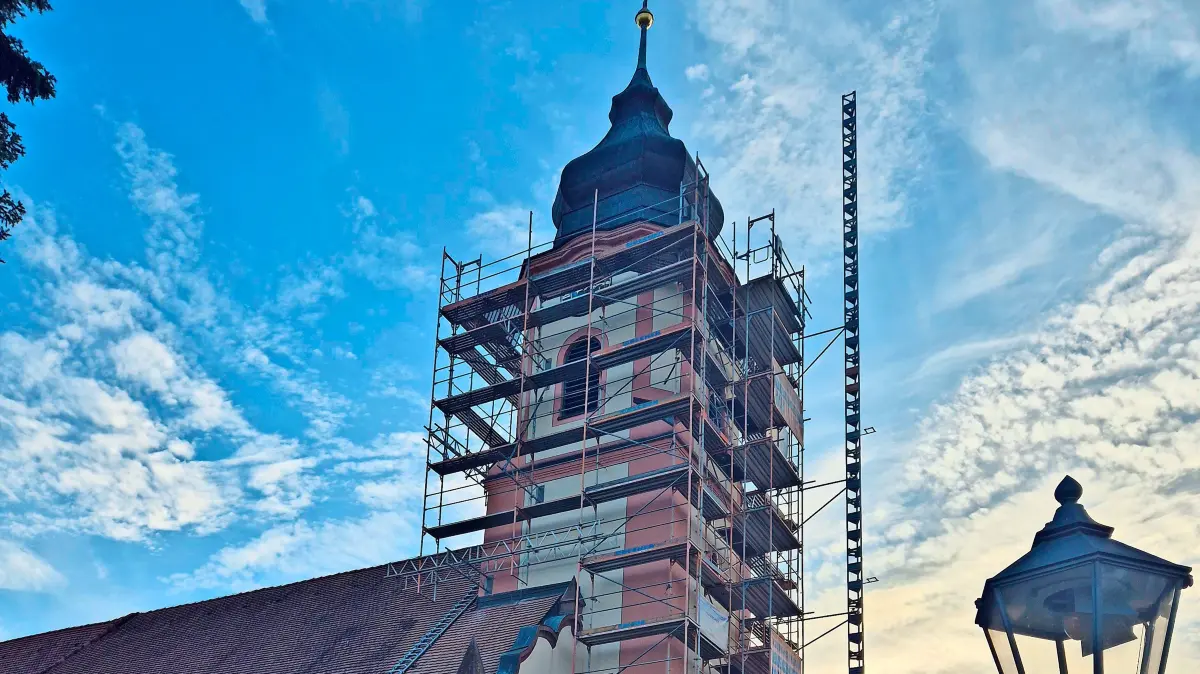Der Kirchturm der Altdorfer Kirche wird derzeit saniert und ist mit einem Gerüst umhüllt. Bis zum Winter sollen die Schäden am Turm behoben werden.