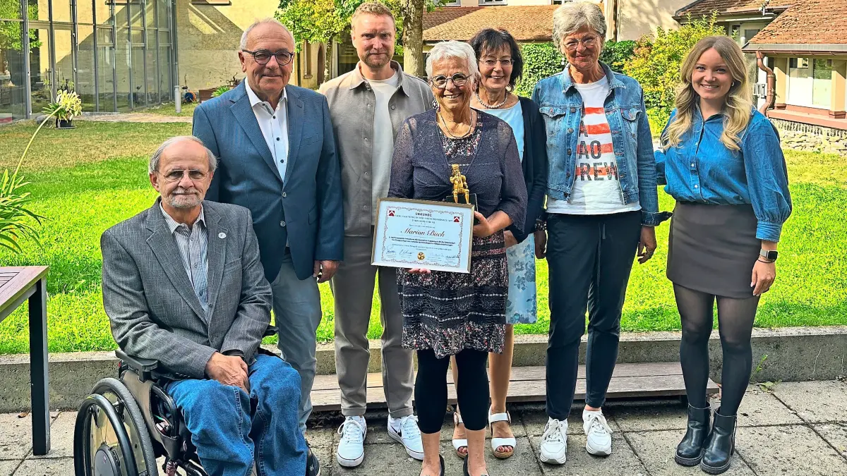 Preisübergabe am Franziskanermuseum in Villingen (von links): Manfred Kempter (ehemaliger Behindertenbeauftragter), Walter Klumpp (Aufsichtsratsvorsitzender der Baugenossenschaft Familienheim), Sebastian Merkle (Vorstand/Geschäftsführer der Baugenossenschaft Familienheim), Marion Büch (Preisträgerin des Ehrenamtspreises 2026), Anita Neidhardt-März (stellvertretende Aufsichtsratsvorsitzende), Luitgard Schmieder (Diakonisches Werk) und Salome Kelm (Sozialmanagerin der Baugenossenschaft Familienheim).