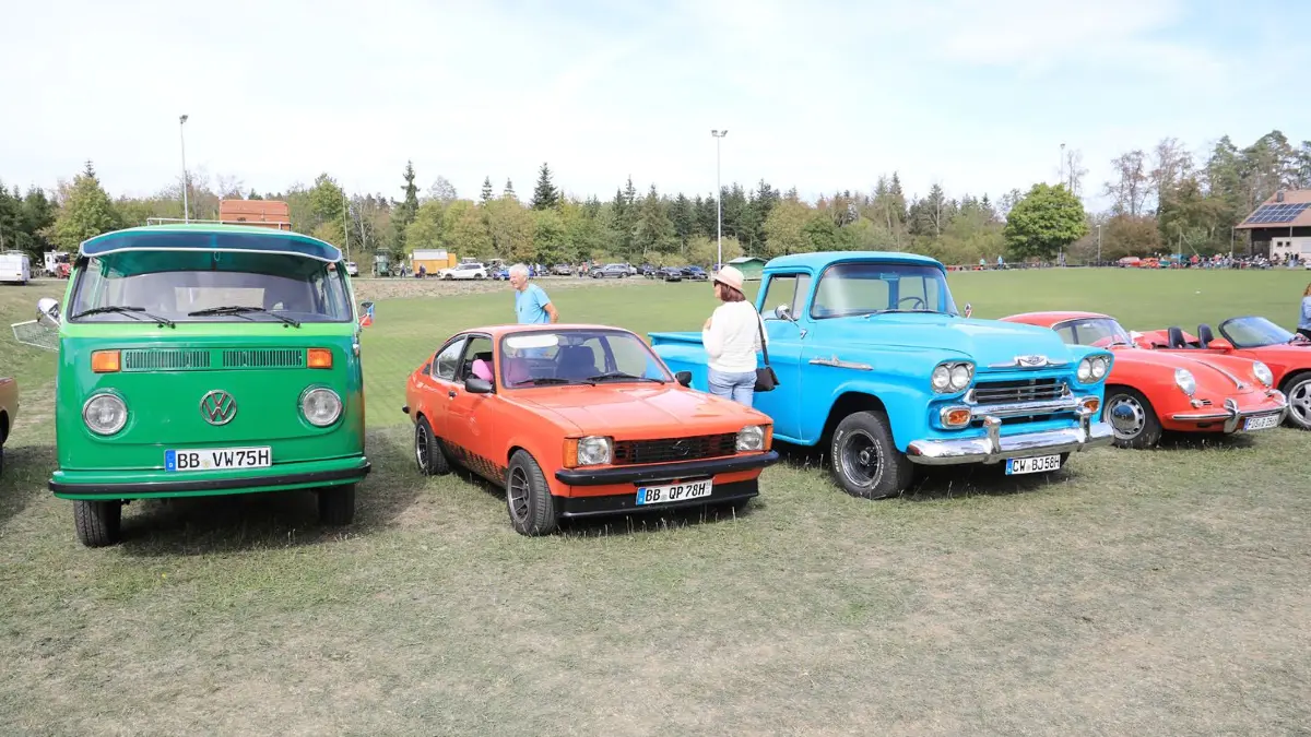 Historische Fahrzeuge, zünftige Blasmusik und beste Stimmung: Das Herbstfest in Grünmettstetten lockte bei strahlendem Sonnenschein zahlreiche Besucher auf das Festgelände.
