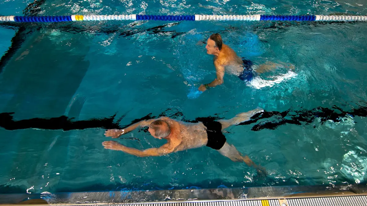 Zuffenhausen Aquabox: Eröffnung des europaweit ersten mobilen Hallenbads „AQUABOX“, in Holzbauweise in Stuttgart Zuffenhausen. Wasser ist schon drin, Leute schwimmen auch drin. OB Frank Nopper Andreas Hofer, Intendant der Internationalen Bauausstellung (IBA'27anwesend, r Bezirksvorsteher von Stuttgart-Zuffenhausen ist Saliou Gueye, Joachim Mayer von der pool out of the box GmbH <br> Herr Tillmanns von 4a Architekten und ) <br><br>FOTO CHRISTIAN HASS