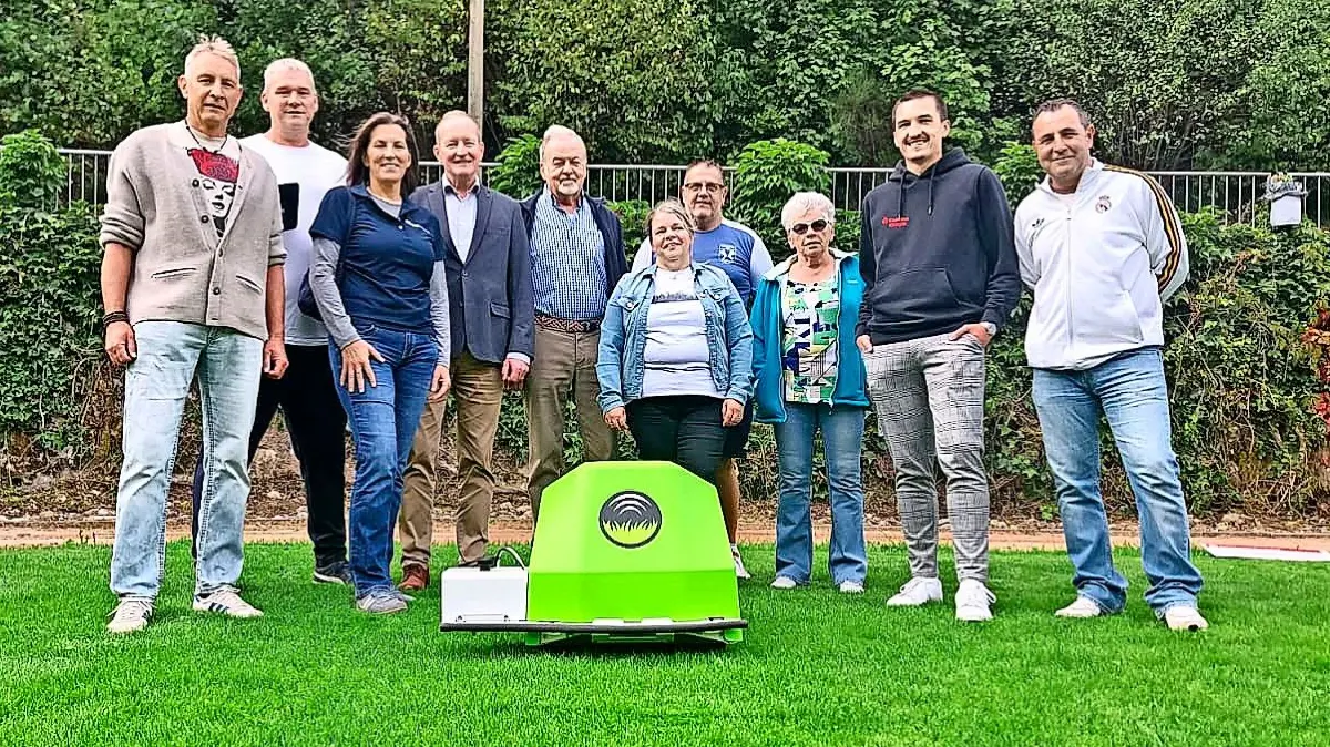 VfR-Vertreter und Sponsoren erfuhren bei einer Vorführung, wie der Streuroboter arbeitet.
