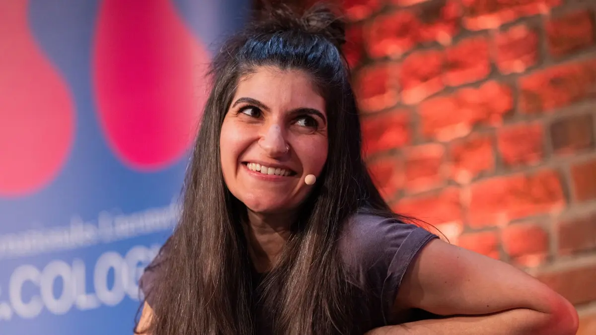 Shida Bazyar: Shida Bazyar, Schriftstellerin, sitzt unter dem Motto «Freundinnen!» im Rahmen des Literaturfestivals Lit.Cologne auf der Bühne in den Balloni Hallen. (zu dpa: «Shida Bazyar erhält Wilhelm Raabe-Literaturpreis»)