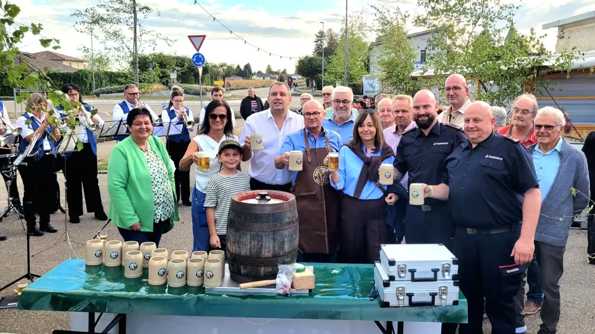 Nach nur einem Schlag saß der Zapfhahn: Bürgermeister Dietmar Benz (mit Schürze) eröffnete das Fest mit einem Fassanstich.