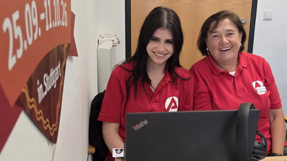Eda Gündüz (links) und Sieglinde Zimmermann von der Stuttgarter Jobvermittlung haben ein Bür auf dem Wasen.