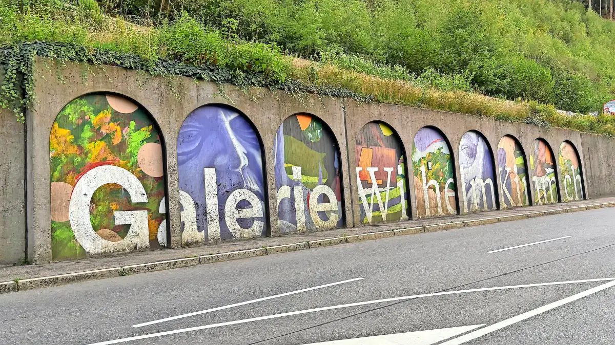 Die Mauer an der Schramberger Straße hat eine Auffrischung nötig.
