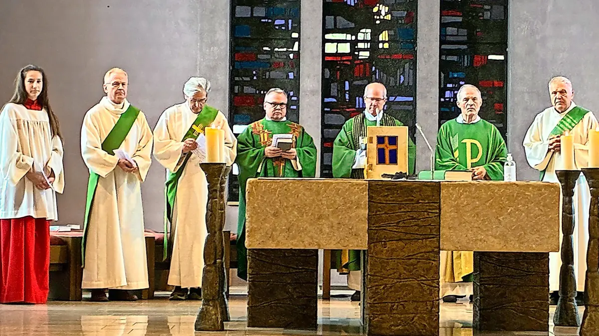 Diakon Herbert Bintert, Pfarrer Georg Vetter, Pfarrer Fabian M. Fischer, Pfarrer Markus von Chamier, Diakon Reinhard Maurer, Diakon Adalbert Mayer und eine der Ministrantinnen. Zahlreiche Gemeindeglieder erleben in einer festlichen Messfeier in der Marienkirche in Donaueschingen die Einführung und Sendung der neuen Gemeindeteams der Ortspfarreien im pastoralen Raum Nord der neuen Pfarrei Heilige Dreifaltigkeit Donaueschingen (h3f). 