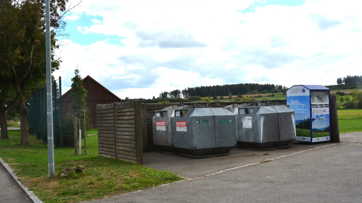 Die Altglascontainer bleiben in Rietheim vor Ort mit neuer Einhausung, der Altkleiner-Container soll künftig am Milchhäusle stehen.