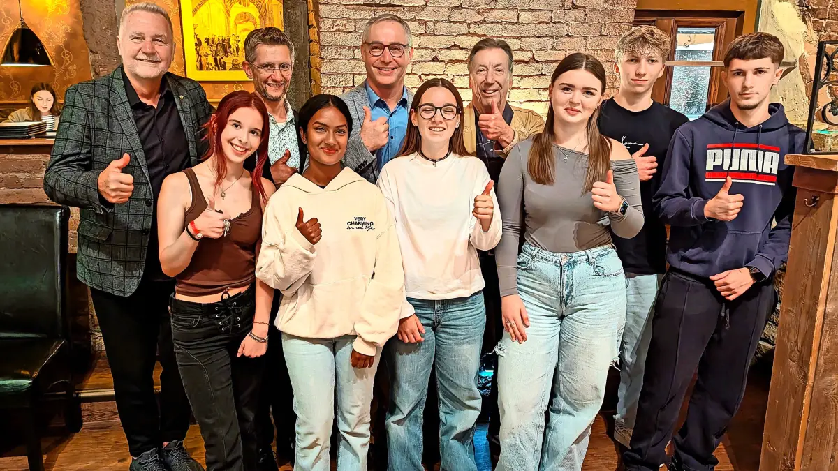 Beste internationale Zusammenarbeit von Azubis und Rotary-Club (von links): Ladislav Plesack, Präsident RC, Klaus Schäfer, stellvertretender Schuldirektor der HoGa, Thomas Stolz, Projektbetreuer der HoGa, Winfried Müller, Projektinitiator RC VS Mitte, Azubis, vorne von links, Erica Cielon, Sithara Gauvenickage, Martina Brene, Kateryna Satonova, Daniel Bertoccmi und Stefano Perico.