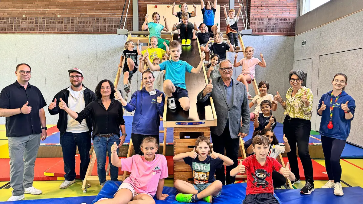 Daumen hoch für die neue Neckarturnhalle. Mit den Kindern der Neckarschule freuen sich Jochen Herrmann, Amt für Gebäudewirtschaft und Hochbau, Jonas Hilsenbeck vom Amt für Jugend, Bildung, Integration und Sport, Silke Schlenker vom Architekturbüro Schlenker, Martina Ziegler, Lehrerin an der Neckarschule, Oberbürgermeister Jürgen Roth, Schulleiterin Fenke Härtel sowie die Lehrerin Alexandra Mächler.