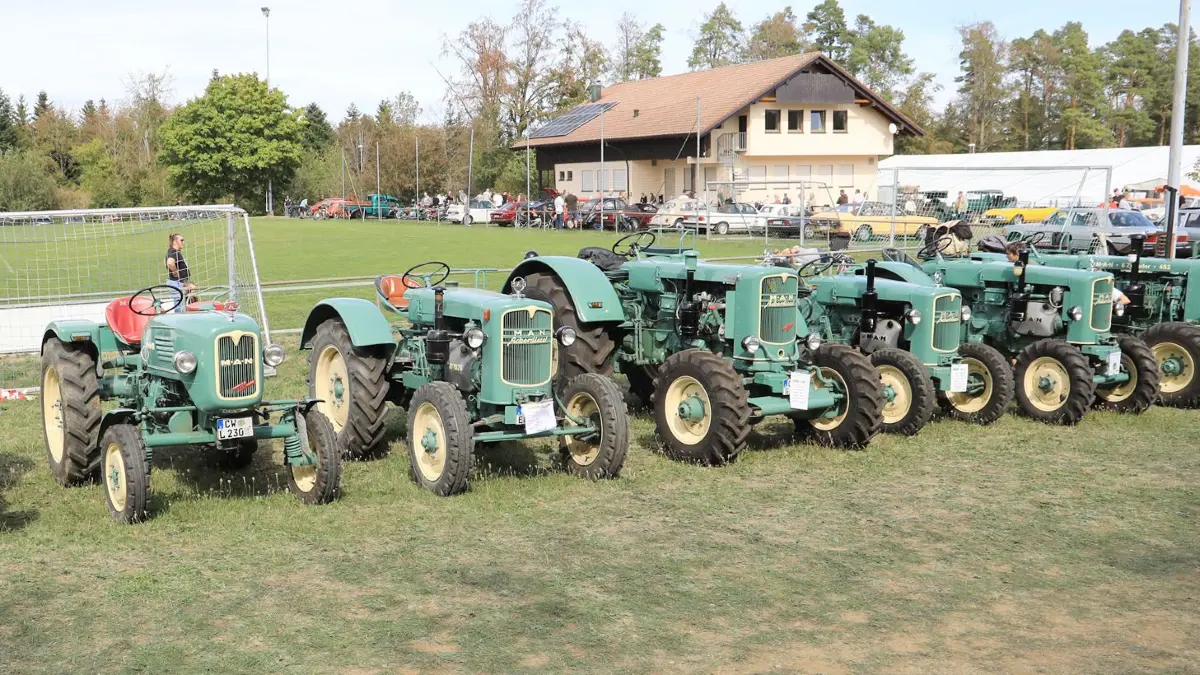 Historische Fahrzeuge, zünftige Blasmusik und beste Stimmung: Das Herbstfest in Grünmettstetten lockte bei strahlendem Sonnenschein zahlreiche Besucher auf das Festgelände.