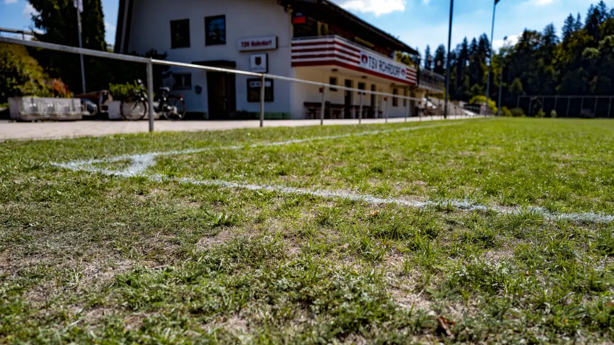 Der Platz des TSV Rohrdorf ist nicht mehr im allerbesten Zustand.
