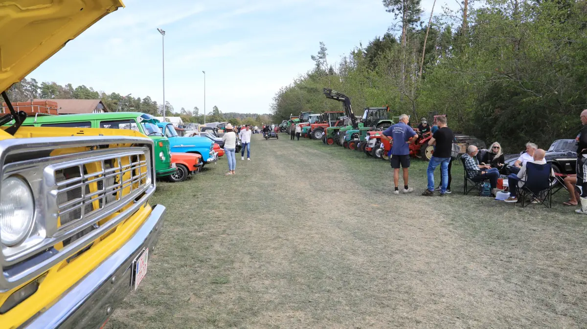 Historische Fahrzeuge, zünftige Blasmusik und beste Stimmung: Das Herbstfest in Grünmettstetten lockte bei strahlendem Sonnenschein zahlreiche Besucher auf das Festgelände.