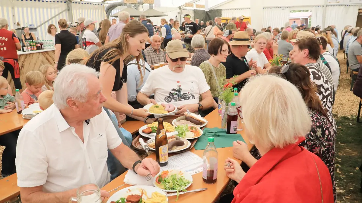 Historische Fahrzeuge, zünftige Blasmusik und beste Stimmung: Das Herbstfest in Grünmettstetten lockte bei strahlendem Sonnenschein zahlreiche Besucher auf das Festgelände.