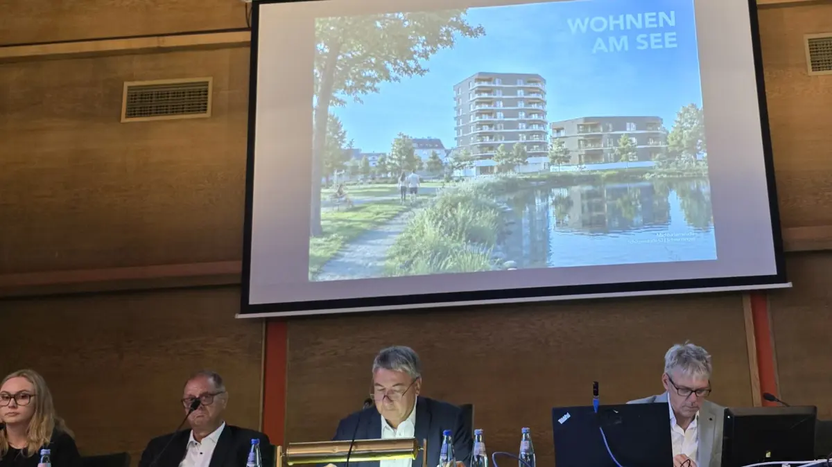 "Wohnen am See" - so wird ein Projekt in Schwenningen überschrieben. Im zuständigen Ratsausschuss wurde es unter anderem von Architektin Jill Bürk (links) vorgestellt. Für die Plänge gab es viel Zustimmung, und ein paar Nachfragen.