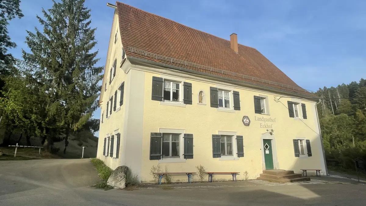 Der Eckhof in der Abendsonne. Die urige Wirtschaft ist seit dem Tod des beliebten Wirts geschlossen.