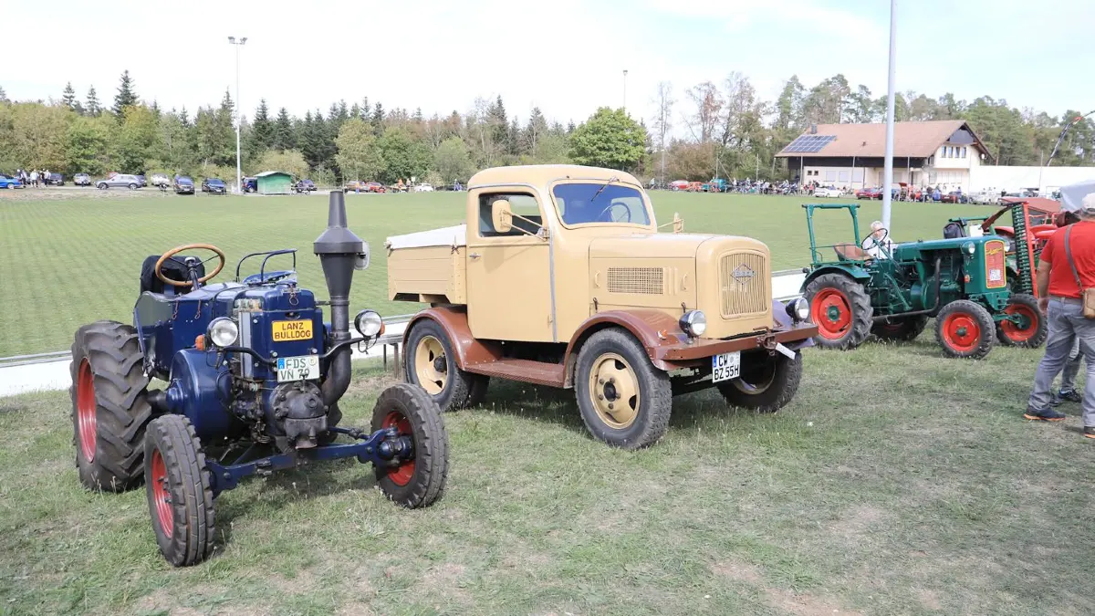 Historische Fahrzeuge, zünftige Blasmusik und beste Stimmung: Das Herbstfest in Grünmettstetten lockte bei strahlendem Sonnenschein zahlreiche Besucher auf das Festgelände.
