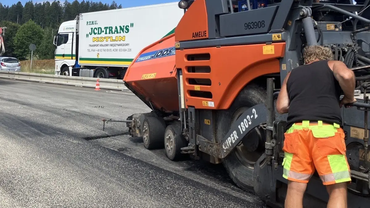 Auf der B 31 im Höllental wird die Fahrbahn ausgebessert und erneuert.