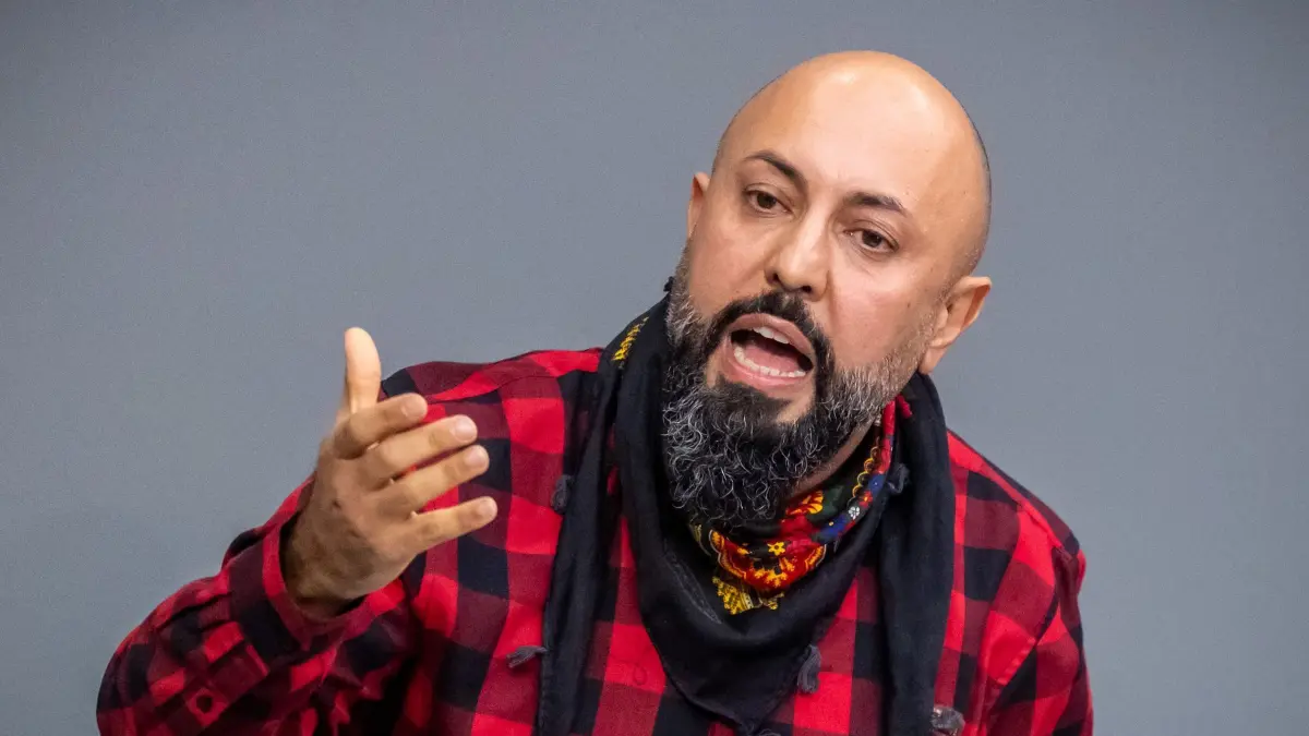 Bundestag: ARCHIV - 16.10.2025, Berlin: Ferat Kocak (Die Linke), spricht in der Debatte zu Antifa-Verboten im Bundestag. Das Parlament befasst sich neben der Debatte nach der Regierungserklärung von Kanzler Merz unter anderem mit Rentengesetzen und dem Wehrdienst-Modernisierungsgesetz. (zu dpa: «Chat mit Clan: Linke-Politiker zieht sich vorerst zurück») Foto: Michael Kappeler/dpa +++ dpa-Bildfunk +++
