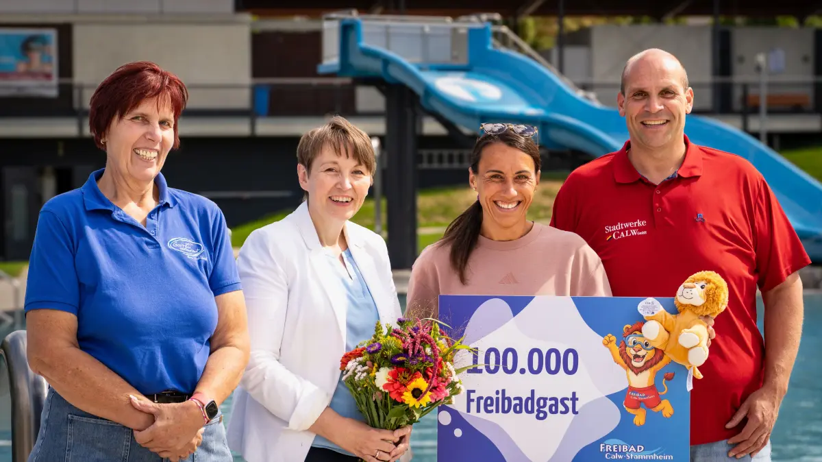 Petra Hagen (Teamleiterin Gastronomie, Stadtwerke Calw GmbH, von links), Cornelia Ress (Bereichsleiterin Abteilung Bäder, Stadtwerke Calm GmbH), Melanie Zinsmeister (Jubiläumsbesucherin), Daniel Vetter (Schwimmmeister, Stadtwerke Calw GmbH)