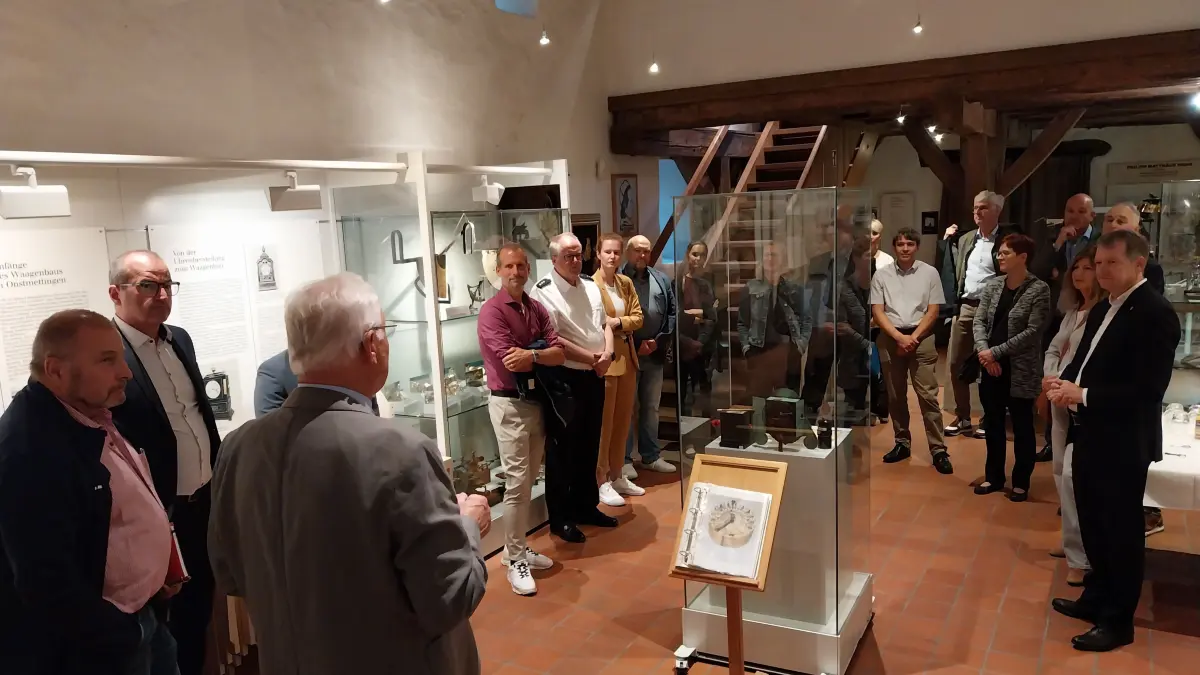 Landrat Günther-Martin Pauli und einige Behördenleiter aus dem Zollernalbkreis haben jüngst das Philipp-Matthäus-Hahn-Museum besucht.