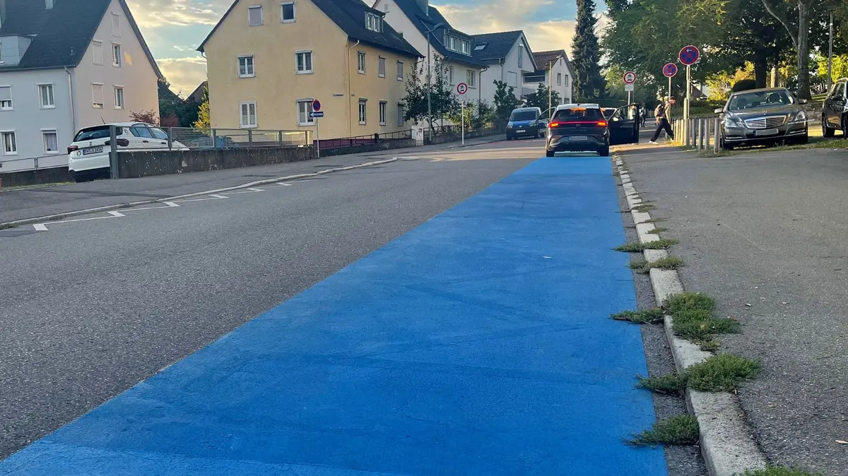 Die blaue Kiss-and-Go-Zone in der Bismarckstraße wird in den ersten Tagen nach den Sommerferien rege genutzt. Das Ordnungsamt überwacht das Geschehen.