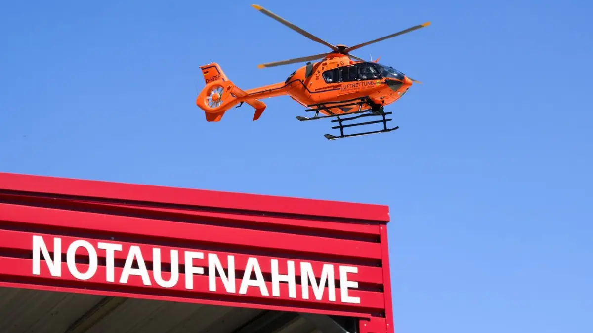 Ein Rettungshubschrauber der Luftrettung fliegt über der Notaufnahme der Medizinischen Hochschule Hannover MHH.