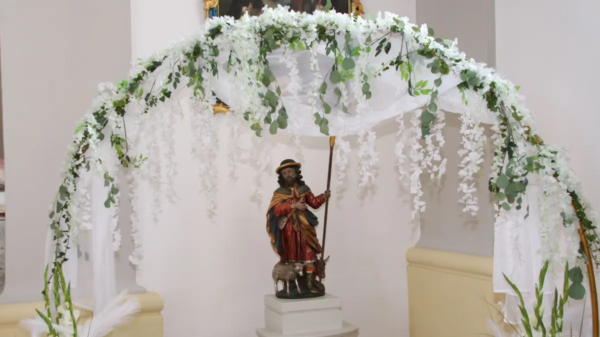 Der Heilige Wendelin, so wie das Podest mit der Heiligenfigur war fast die ganze Wendelinskapelle geschmückt, schließlich sollen dort in Zukunft auch Hochzeiten gefeiert werden.