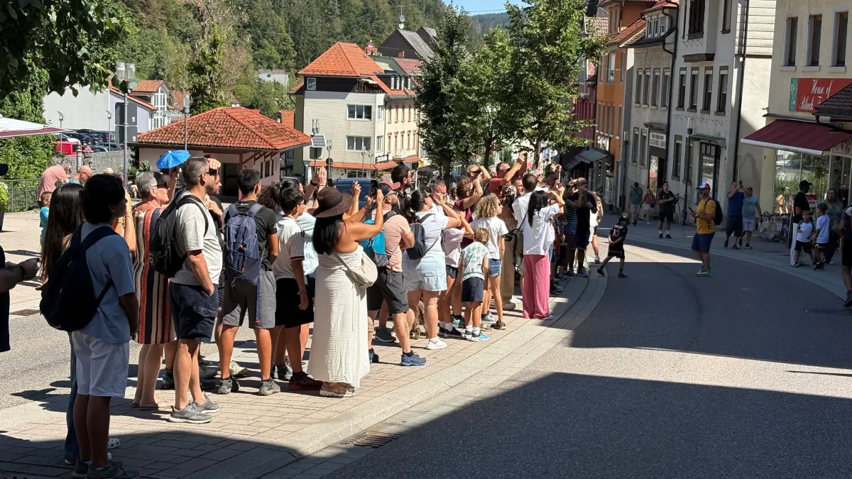 Oft wird es in Triberg richtig eng auf dem Boulevard. Touristen und Tagesgäste schlendern vorbei an den Attraktionen, staunen und zücken die Kamera.