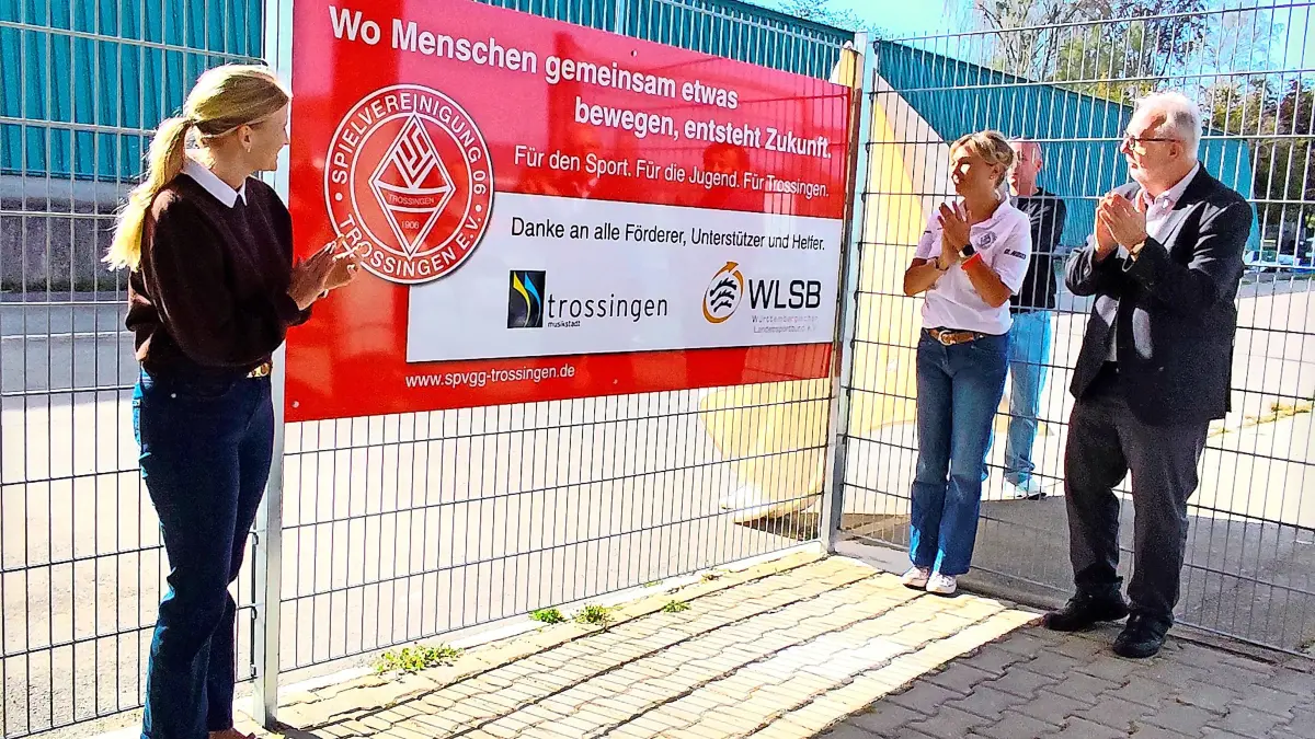 „Wo Menschen gemeinsam etwas bewegen, entsteht Zukunft“ steht auf der Tafel der Spielvereinigung Trossingen am Eingang zum neuen Kunstrasenplatz. Zu dessen offizieller Einweihung wurde die Tafel von Bürgermeisterin Susanne Irion, Jugend-Vorständin Nicole Mecherlein und Willy Walter, dem früheren Vorsitzenden und Präsidenten der Spielvereinigung (von links) enthüllt.