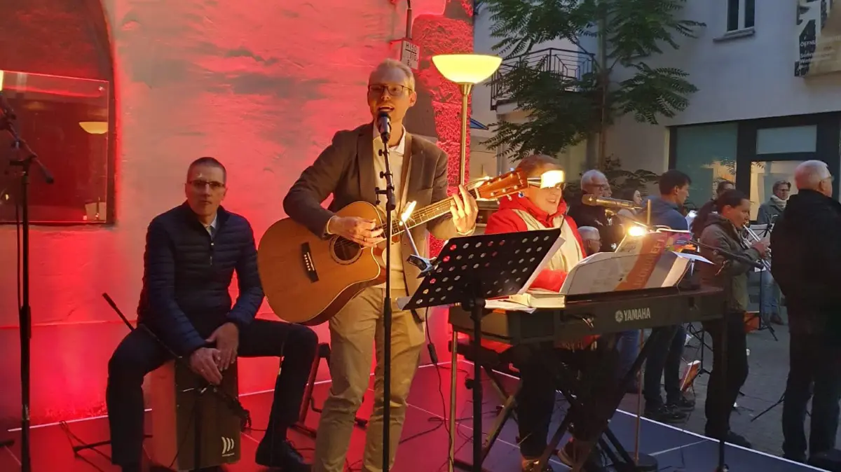 Am Alten Turm treffen sich die Nagolder zum Singen,