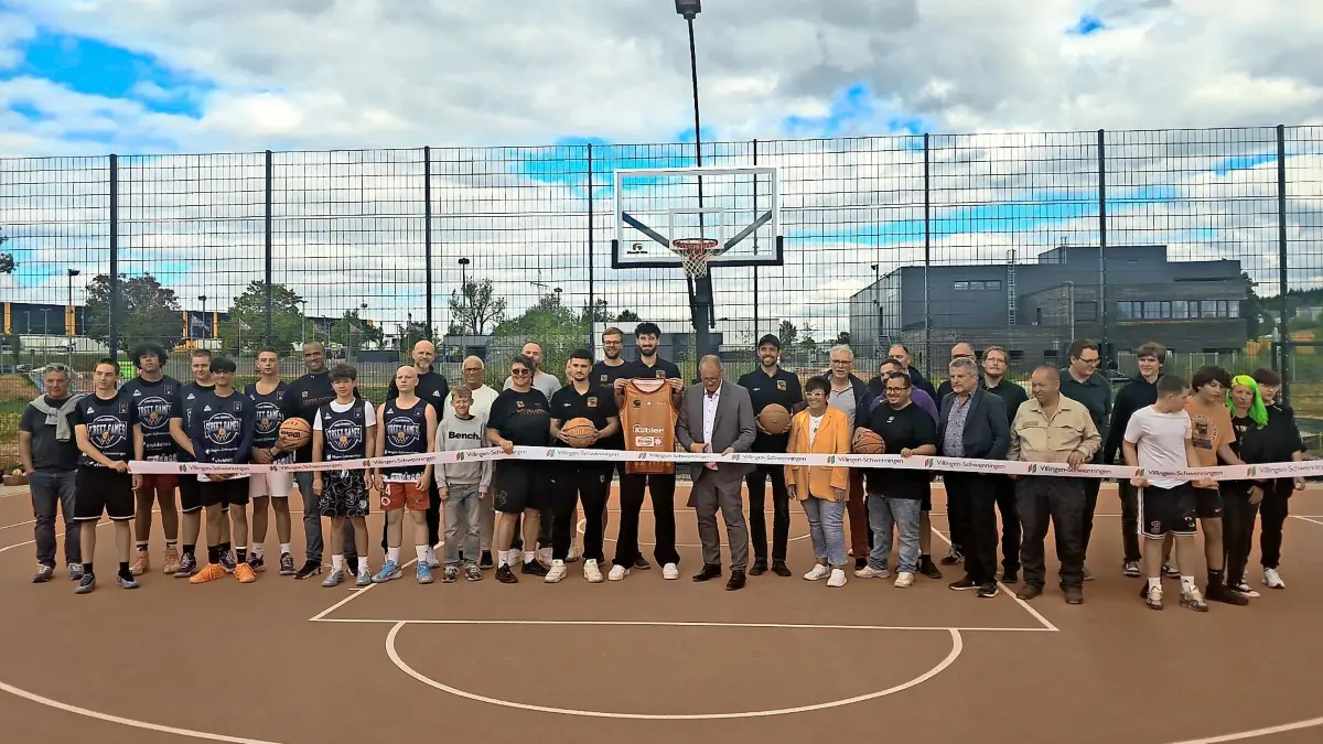 Gelungene Eröffnung des Neuen Basketballplatzes am Klosterhof, darunter ein Jugendteam des Basketballvereins VS, Vertreter der Black Forest Panthers, Organisatoren, Stadtverwaltung, Gemeinderäte und Basketballfreunde.
