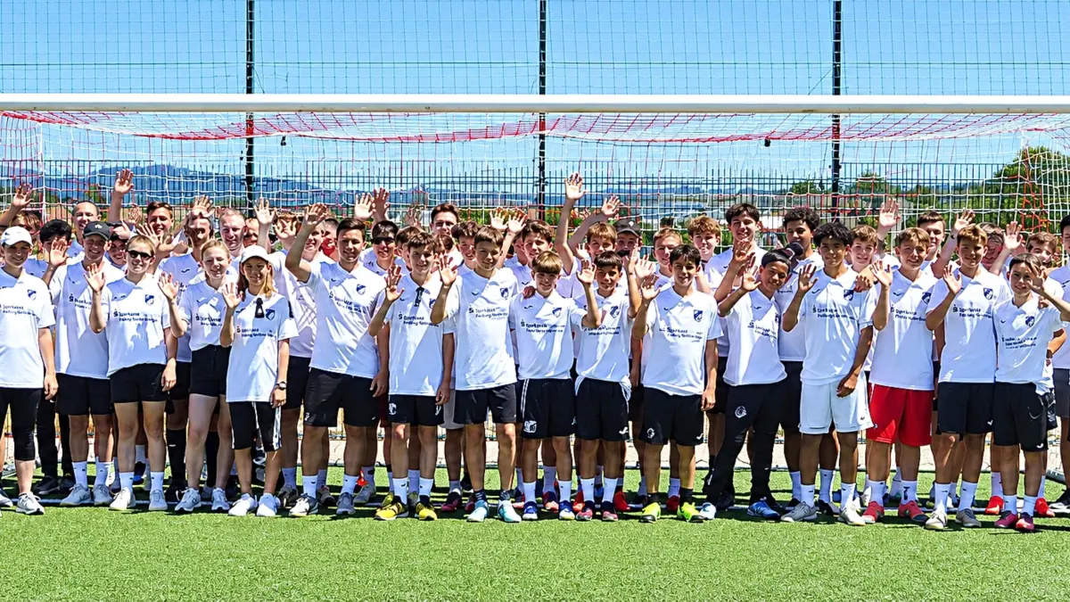 Sport verbindet: Jugendliche und Firmenvertreter, die an den „TuS Games“ teilgenommen haben, stellten sich zum Erinnerungsfoto.
