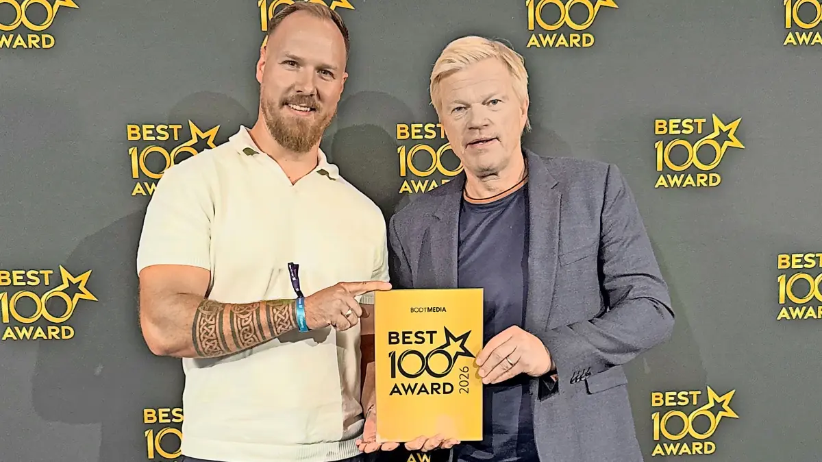 Oliver Kahn (rechts) zeichnet den Inhaber des Blumberger Gesundheitszentrums Activum, Sebastian Münch, bei der Gesundheitsmesse aus. Die Einrichtung zählt zu den besten 100 physiotherapeutischen Praxen in Deutschland.
